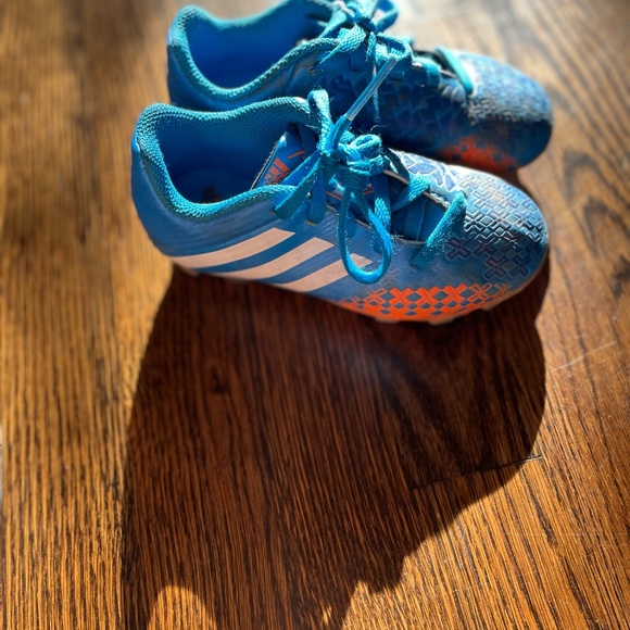 Kids Adidas cleats - Picture 2 of 4